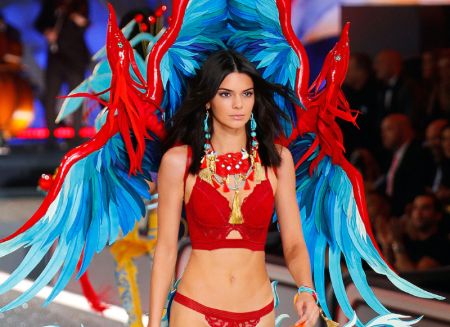 kendal jenner on the VS fashion show 2018 walking in a red lingerie and big red/blue wings 